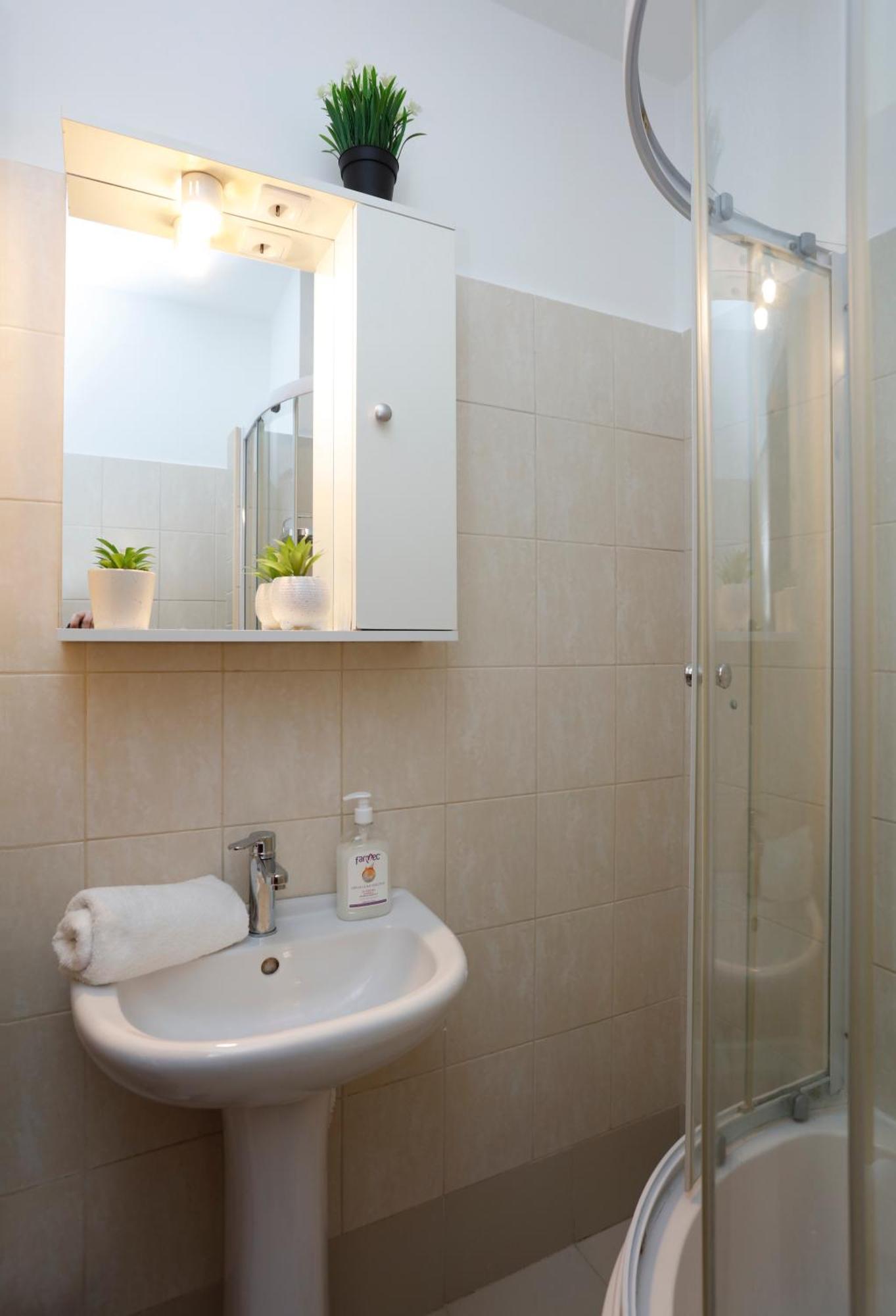 Enchanting Retreat - Historic Old Town - Pet-Friendly Haven - Steps From Unirii Boekarest Buitenkant foto
