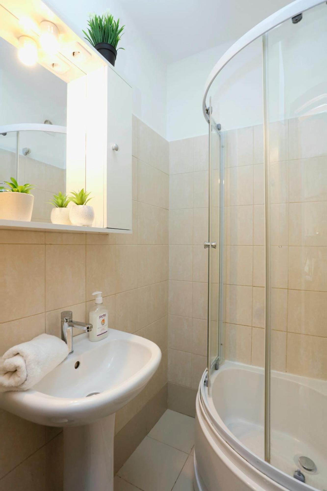 Enchanting Retreat - Historic Old Town - Pet-Friendly Haven - Steps From Unirii Boekarest Buitenkant foto